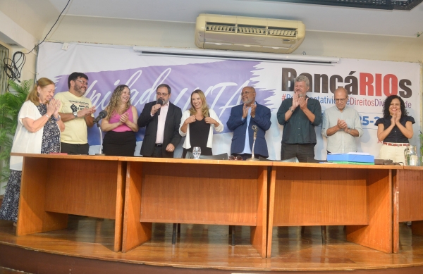 José Ferreira (quarto à esquerda) e Kátia Branco (de blusa rosa), presidente e vice reeleitos, elogiaram a unidade da categoria durante a posse da nova diretoria do Sindicato dos Bancários do Rio para a gestão 2025-2029