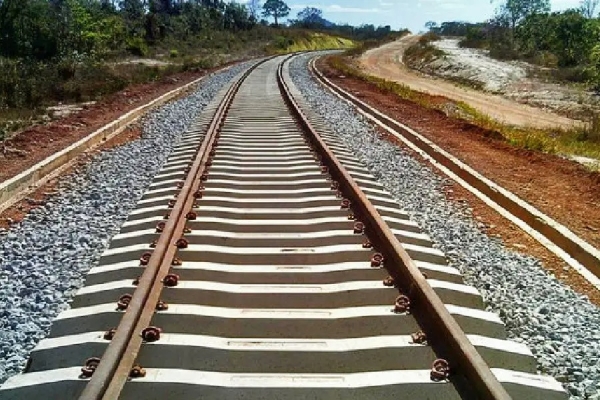 ENTRANDO NOS TRILHOS – O acordo Brasil e China, com investimentos de R$27 bilhões, abre caminho para uma demanda histórica paralisada há décadas: a prioridade do transporte ferroviário de cargas e passageiros 