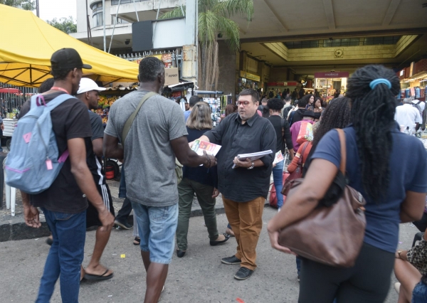Dirigentes sindicais e estudantes panfletaram no entorno da Central do Brasil denunciando a carestia e alto preços dos alimentos. Alexandre Batista defendeu a mudança do modelo econômico e a democracia