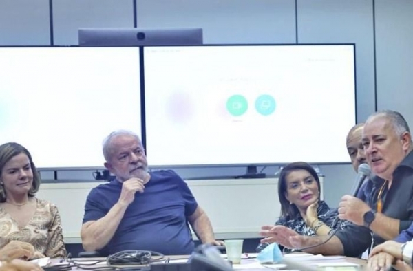 A coordenadora do governo de transição, Gleise Hoffman, o presidente eleito Luiz Inácio Lula da Silva e o presidente da CUT, Sérgio Nobre (com microfone) 