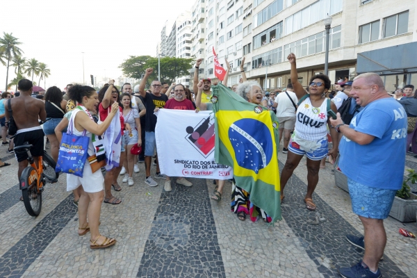 Dirigentes sindicais bancário do Rio de Janeiro na manifestação do último domingo (21), em Copacabana: a pressão popular mudou a pauta no Congresso Nacional e precisa continuar 