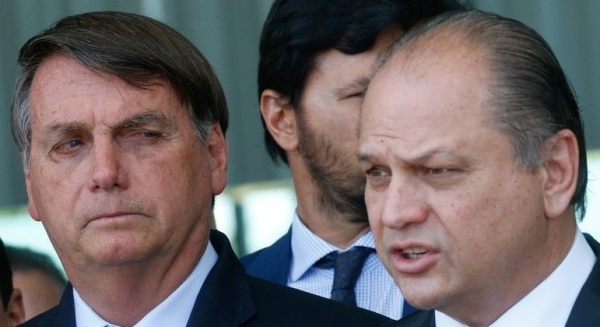 Bolsonaro e o líder do governo, Ricardo Barros, suspeitos de enolvimento.