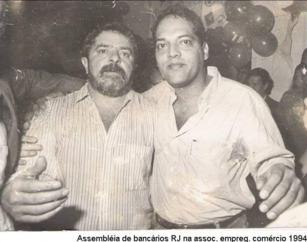 Alexandre Teixeira, ex-sindicalista e ex-funcionário do Banco do Brasil, ao lado de Lula. Criativo e aguerrido militante das causas populares, o bancário fará muito falta aos movimentos sociais