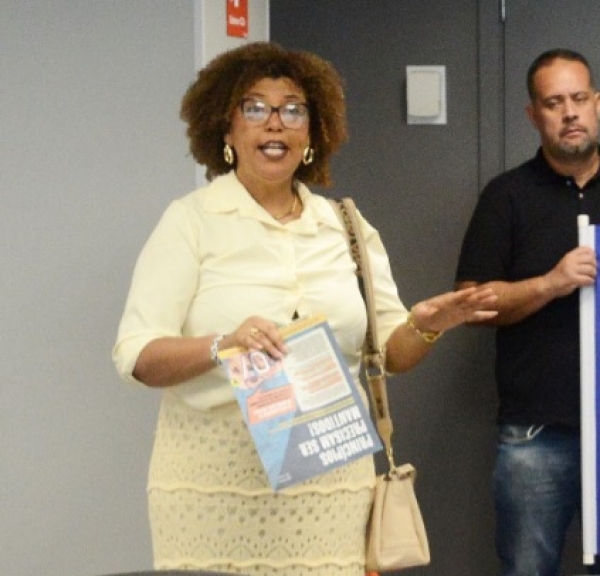 A diretora do Sindicato Carla Guimar&atilde;es numa atividade dos empregados da Caixa: indigna&ccedil;&atilde;o contra mudan&ccedil;as abruptas no trabalho dos empregados da &aacute;rea de TI