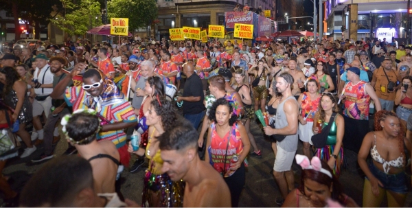 O Bloco dos Banc&aacute;rios desfila na sexta-feira de carnaval (13/2) com concentra&ccedil;&atilde;o &agrave;s 17h, no Buraco do Lume. Chame os amigos e amigas e caia na folia