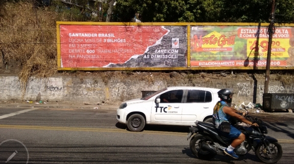 Bancários do Rio espalharam outdoors protestando contra as demissões no Santander e cobram respeito nas negociações com os funcionários