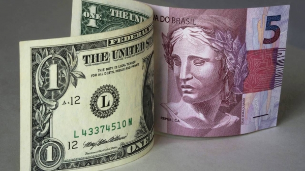 O real se recuperou em relação ao dólar no período de um ano e se manteve entre as moedas de maior valorização no mundo 