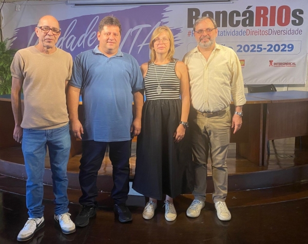 A bancária do Itaú Monique Pereira Freitas, ao lado do presidente do Sindicato José Ferreira (D) e dos diretores da entidade, Edelson Figueiredo e Wanderlei Silva (E), agradeceu o apoio do Departamento Jurídico e da Secretaria de Saúde em sua vitória na Justiça