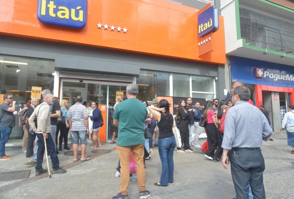 Atividade do Sindicato no Itaú da Dias da Cruz, 44, no Meier: luta é contra a extinção de agências,  as demissões e o assédio moral no banco 