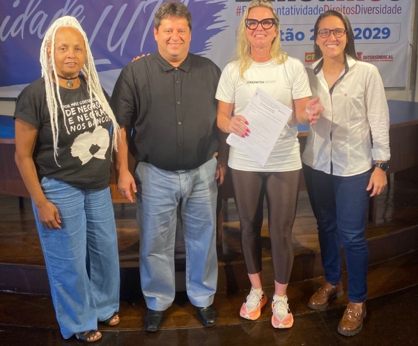 Adriana Nascimento, do Itaú, comemora sua reintegração ao lado da diretora do Sindicato Jô Araújo (E), do diretor de Saúde Edelson Figueiredo e da advogada do caso, Nathália Miranda 