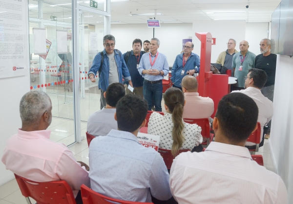Diretores do Sindicato conversaram com os clientes sobre o direito de acesso aos caixas eletrônicos e na boca do caixa. A atividade contou com todo apoio da população 