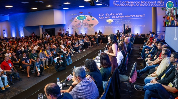 A presidenta da Contraf-CUT, Juvandia Moreira, abre a 27ª Conferência dos Bancários, com o auditório lotado. Foto cedida pela Contraf-CUT.