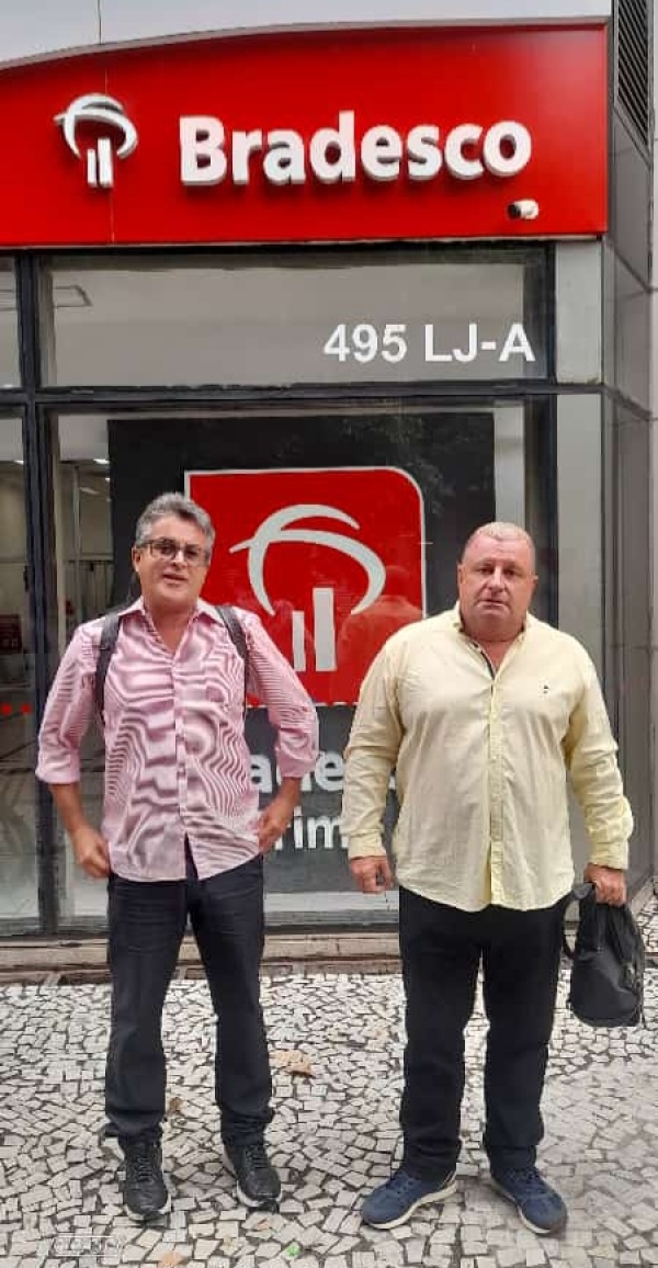 Marcelo Rodrigues e Sérgio Menezes confirmaram as denúncias dos funcionários da agência Visconde de Pirajá,  em Ipanema: bancários não têm tempo sequer para almoçar 