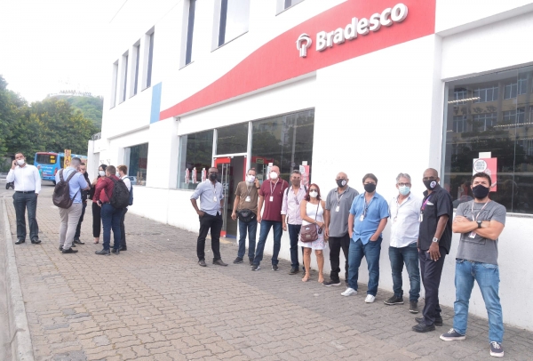 Diretores do Sindicato protestaram na agência do Bradesco, em Braz de Pina, na região da Leopoldina, no Rio