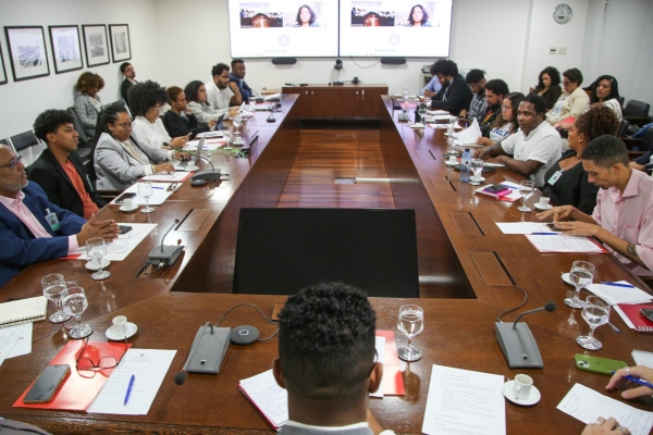 Almir Aguiar (à esquerda, de azul) participou da 4ª Reunião do Comitê Gestor do Plano Juventude Negra Viva, em Brasília