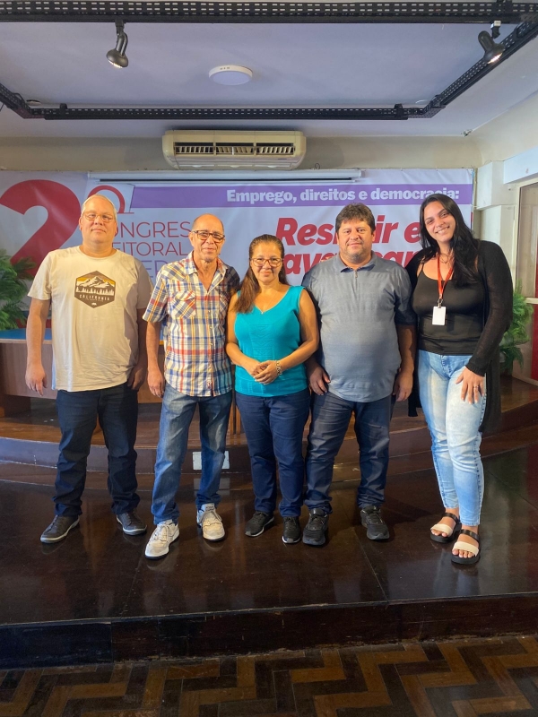 Elenira de Melo (de azul) agradeceu o apoio do Sindicato, que garantiu a sua reintegração no Bradesco 